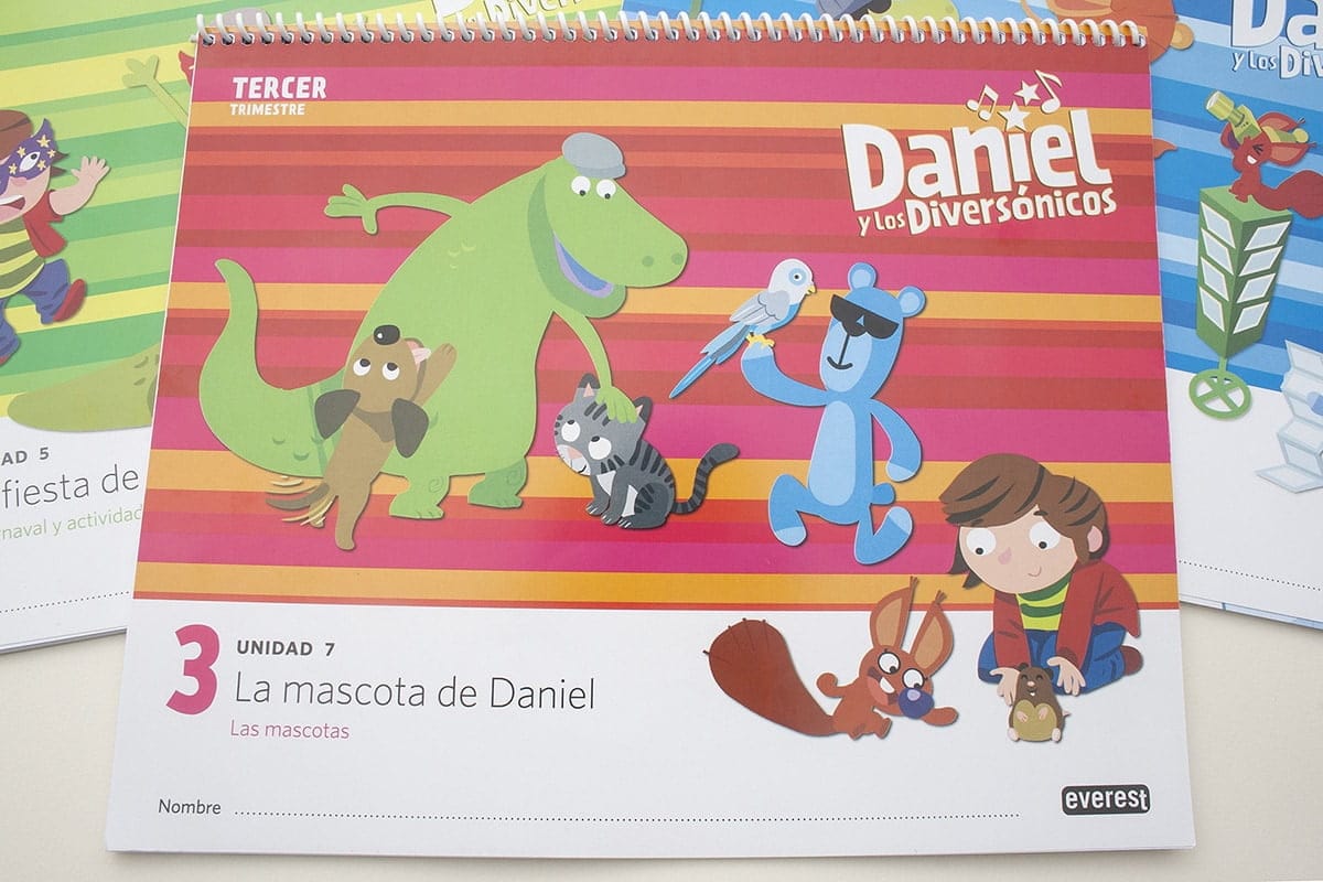 Fotografía de los libros editados por Everest sobre “Daniel y los diversónicos”, creado por Fran Bravo, en el cual participé como ilustrador digital.